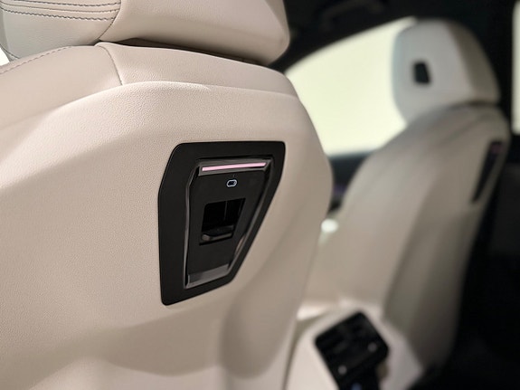 BMW i5 10 of 14
