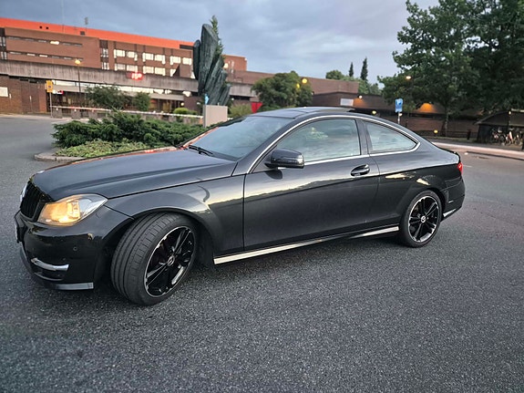 Mercedes-Benz C220 2 of 12