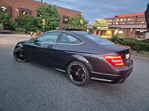 Mercedes-Benz C220 4 of 12