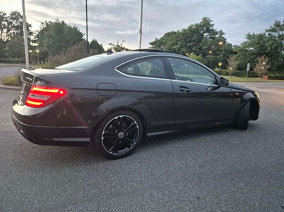 Mercedes-Benz C220 3 of 12