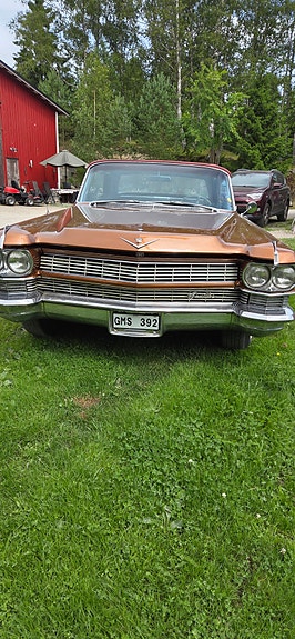 Cadillac Deville 2 of 5