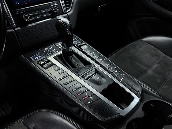 Porsche Macan GTS 12 of 24