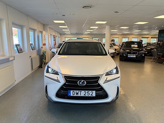 Lexus NX300h 4 of 5