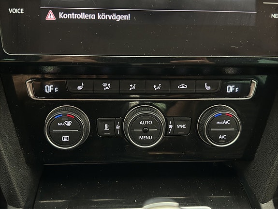 Volkswagen Passat Alltrack 27 of 30