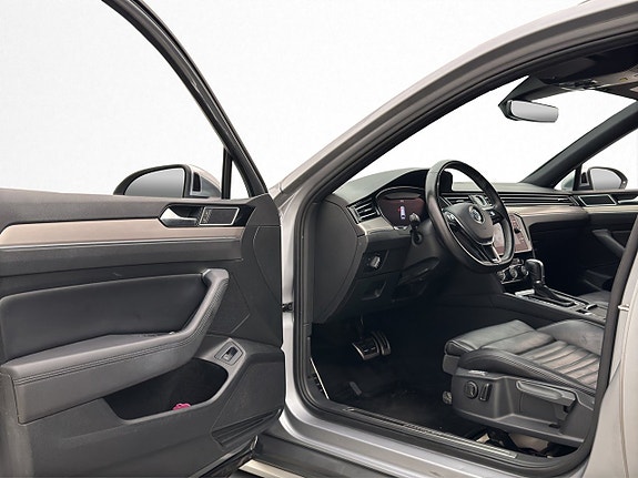 Volkswagen Passat Alltrack 12 of 30