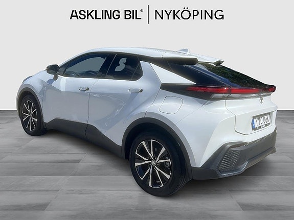 Toyota C-HR 2 of 5