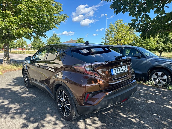 Toyota C-HR 4 of 8