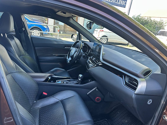 Toyota C-HR 3 of 8