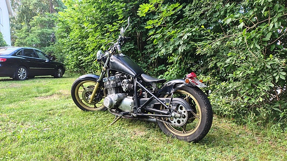 Suzuki GS750 3 of 4