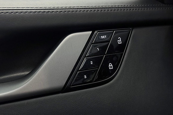 Porsche 911 Carrera 4S 17 of 30
