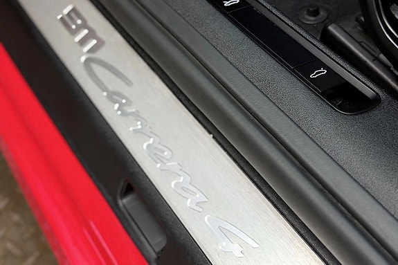 Porsche 911 Carrera 4S 12 of 30