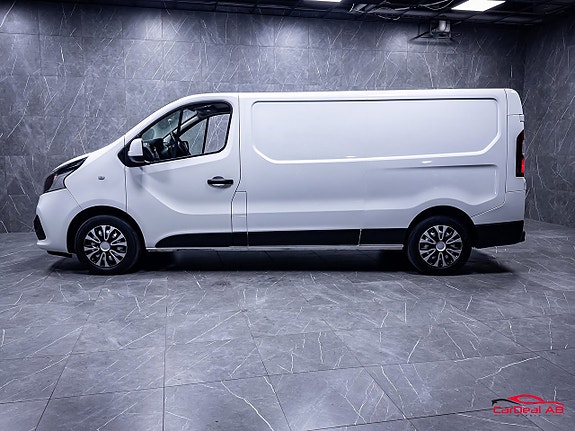 Nissan NV300 4 of 5