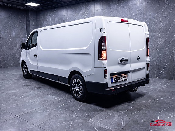 Nissan NV300 5 of 5