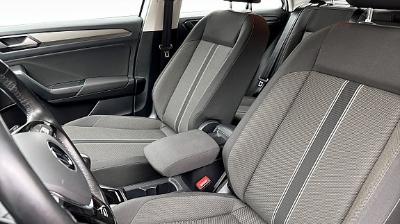 Volkswagen T-Roc 8 of 12
