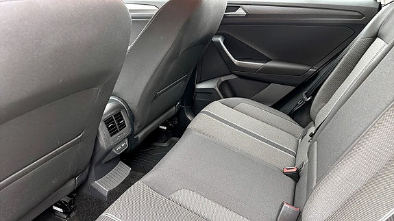 Volkswagen T-Roc 11 of 12