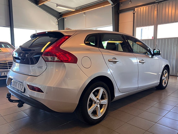 Volvo V40 2 of 9