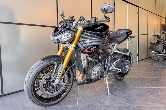 Triumph Speed Triple 1200 RS 2 of 5