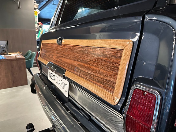Jeep Wagoneer 21 of 27