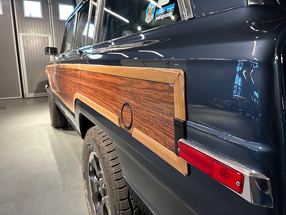 Jeep Wagoneer 20 of 27