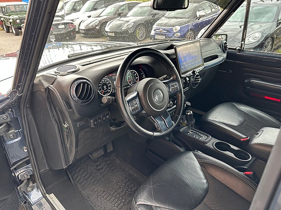 Jeep Wagoneer 10 of 27