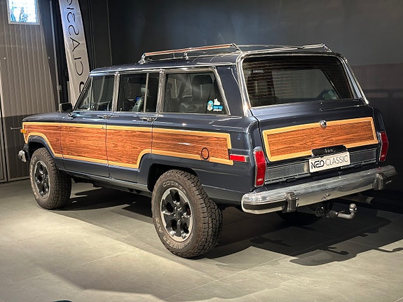 Jeep Wagoneer 3 of 27