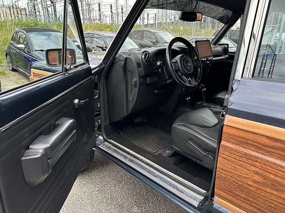Jeep Wagoneer 12 of 27