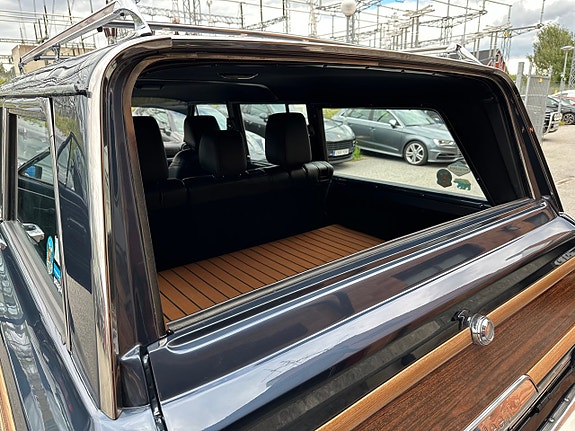 Jeep Wagoneer 8 of 27
