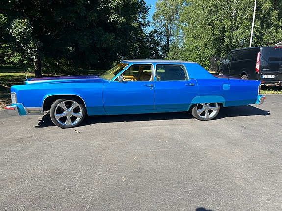 Lincoln Continental 3 of 5