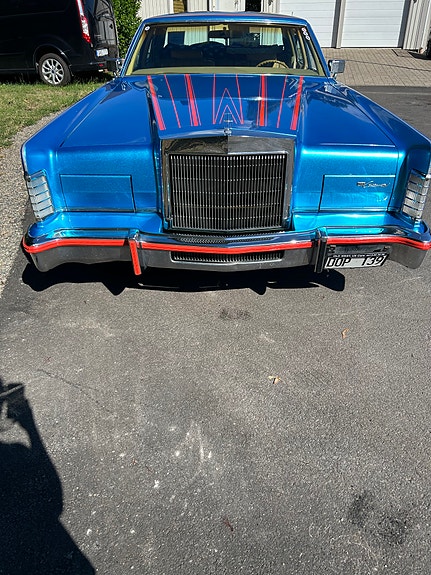 Lincoln Continental 4 of 5