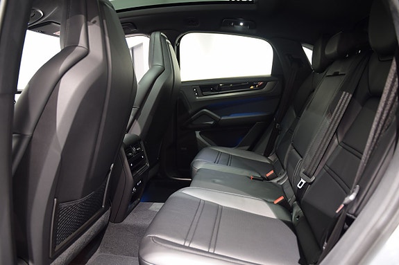 Porsche Cayenne 9 of 18