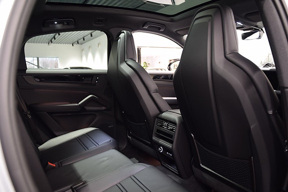 Porsche Cayenne 12 of 18