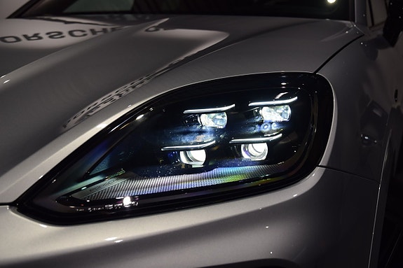 Porsche Cayenne 16 of 18