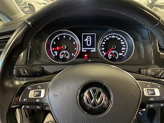 Volkswagen Golf VII 8 of 14
