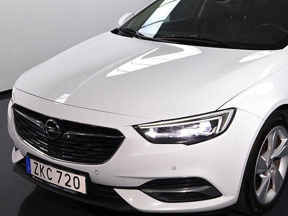 Opel Insignia 2 of 5