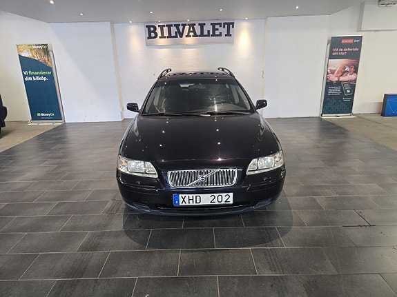 Volvo V70 2 of 5