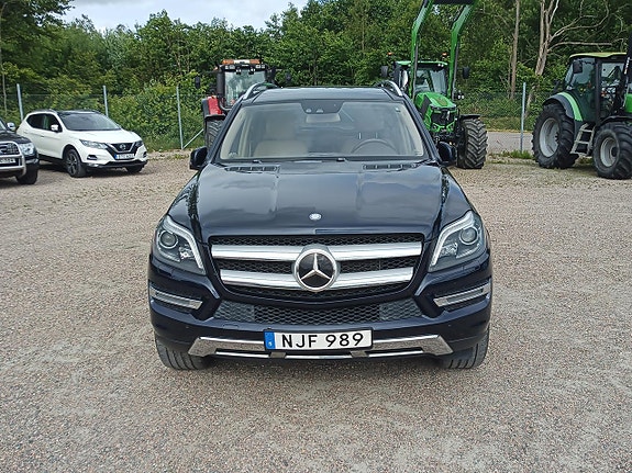 Mercedes-Benz GL500 3 of 5