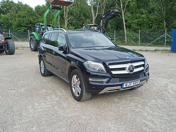 Mercedes-Benz GL500 2 of 5