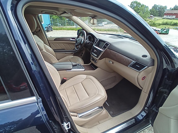Mercedes-Benz GL500 9 of 16