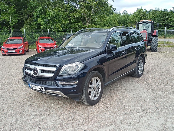 Mercedes-Benz GL500 4 of 5