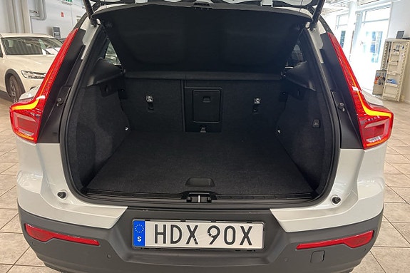 Volvo XC40 8 of 16