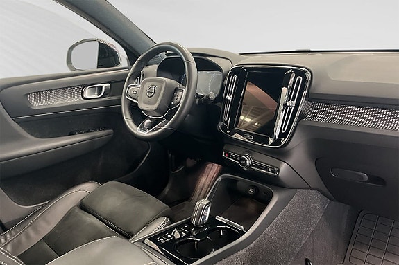 Volvo XC40 6 of 16