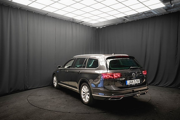Volkswagen Passat 9 of 25