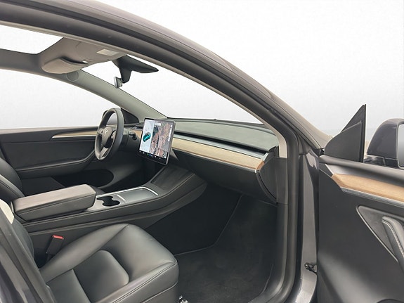 Tesla Model Y 28 of 30