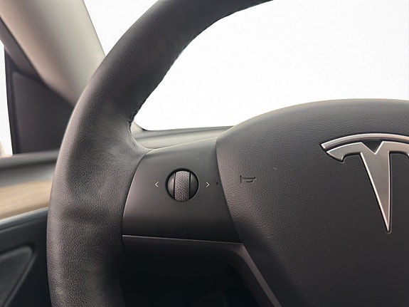 Tesla Model Y 16 of 30