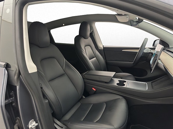 Tesla Model Y 27 of 30