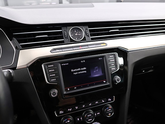 Volkswagen Passat 21 of 30