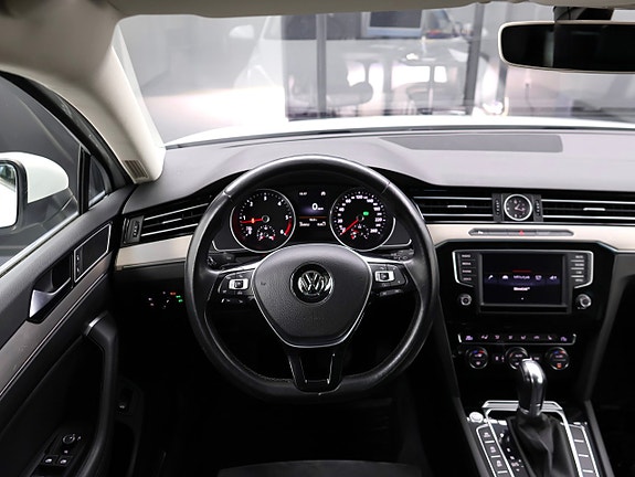 Volkswagen Passat 23 of 30