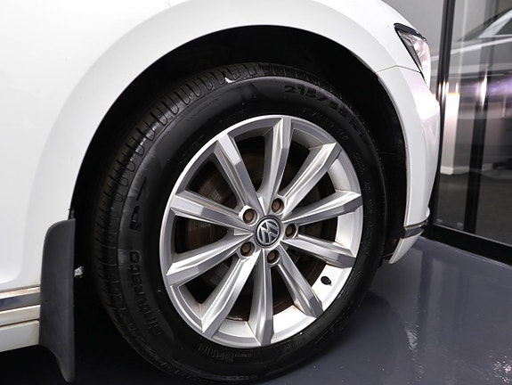 Volkswagen Passat 8 of 30