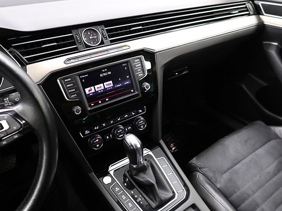 Volkswagen Passat 18 of 30