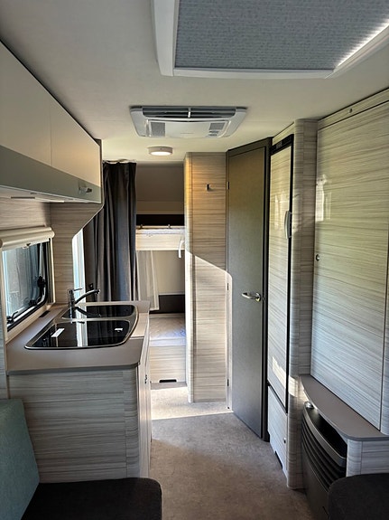 Dethleffs cjoy 480 barnkammarvagn med Ac och markis fuktest 9 of 17
